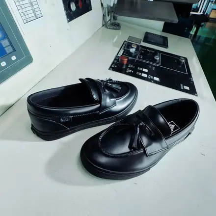 【国内先行予約/4月3日発売予定】ヴァンズ ローファー 2色