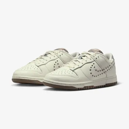 【海外4月1日発売予定】ナイキ ウィメンズ ダンク ロー セイル/ミンク ブラウン/メタリック シルバー(IU3488-133)