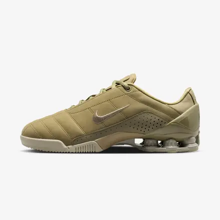 【国内4月1日発売予定】ナイキ ウィメンズ トータル 90 ショックス マジア ニュートラル オリーブ/マット オリーブ/ストーン/メタリック シルバー(IO9934-200)