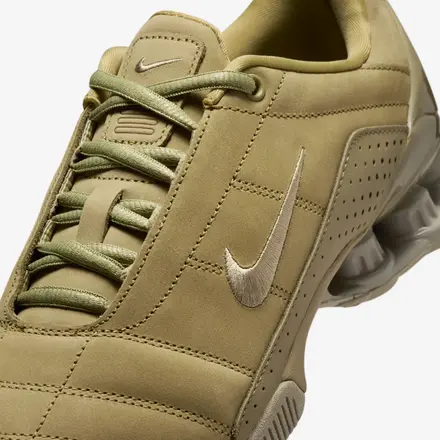 【国内4月1日発売予定】ナイキ ウィメンズ トータル 90 ショックス マジア ニュートラル オリーブ/マット オリーブ/ストーン/メタリック シルバー(IO9934-200)