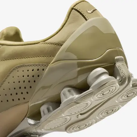 【国内4月1日発売予定】ナイキ ウィメンズ トータル 90 ショックス マジア ニュートラル オリーブ/マット オリーブ/ストーン/メタリック シルバー(IO9934-200)