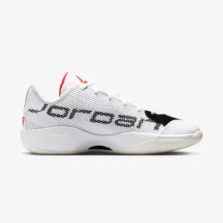 【国内4月1日発売予定】ナイキ エア ジョーダン ルカ 77 PF ホワイト/ブラック/セイル/ブライト クリムゾン(IF1611-101)