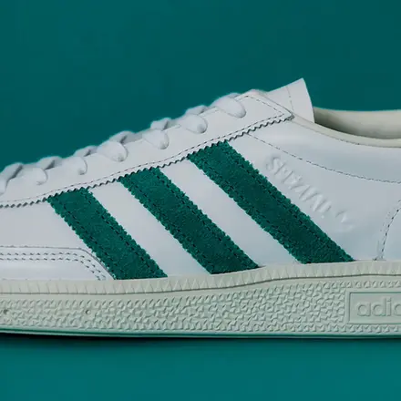 【国内4月3日発売予定】アーバンリサーチ ドアーズ × アディダス オリジナルス ハンドボール スペツィアル ホワイト/エクイップメント グリーン(KJ0780)