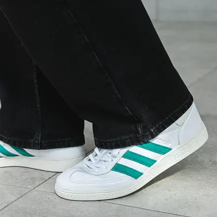 【国内4月3日発売予定】アーバンリサーチ ドアーズ × アディダス オリジナルス ハンドボール スペツィアル ホワイト/エクイップメント グリーン(KJ0780)