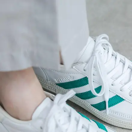 【国内4月3日発売予定】アーバンリサーチ ドアーズ × アディダス オリジナルス ハンドボール スペツィアル ホワイト/エクイップメント グリーン(KJ0780)