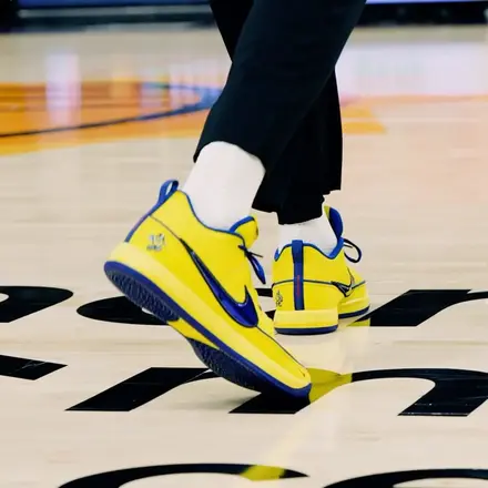 【非売品】ナイキ ブック 2 PE "ガス マッカー"