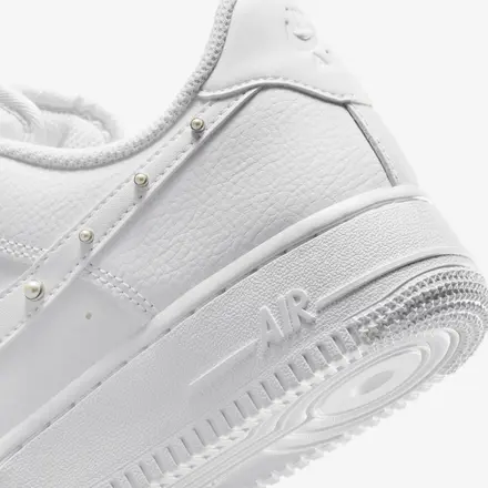 【国内3月27日発売予定】ナイキ ウィメンズ エアフォース 1 '07 "パール" ホワイト/メタリック シルバー/ピュア プラチナム/ホワイト(IU7557-100)