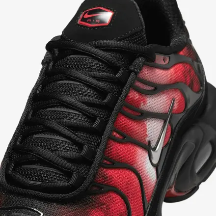 【海外3月17日発売予定】ナイキ エア マックス プラス ブラック/ユニバーシティ レッド/メタリック シルバー(IR1998-001)