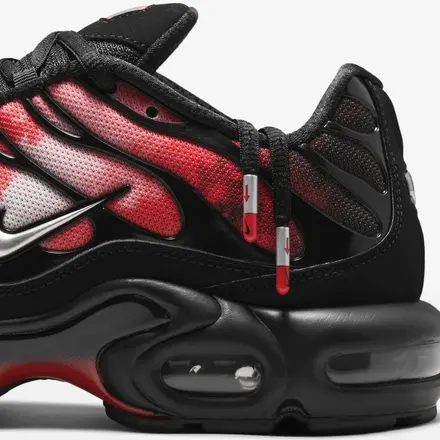 ナイキ エア マックス プラス ブラック/ユニバーシティ レッド/メタリック シルバー(IR1998-001)