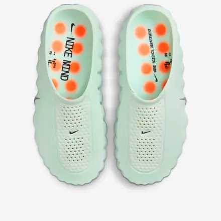 【海外4月11日発売予定】ナイキ ウィメンズ マインド 001 ベアリー グリーン/ハイパー クリムゾン/ブラック/クローム(HQ4309-300)