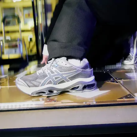 アシックス スポーツスタイル ゲル キネティック 2.0 ピュア シルバー/ブルー コースト(1203A678.022)