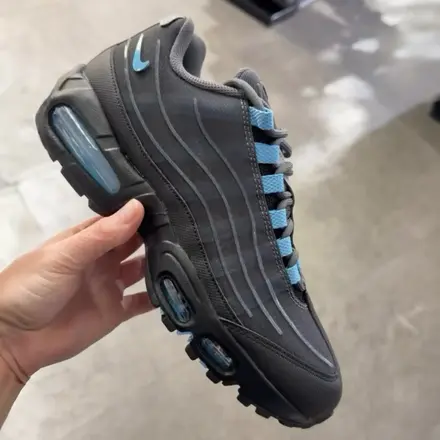 ナイキ エアマックス 95 BB テック ブラック/アイアン グレー/メタリック シルバー/ユニバーシティ ブルー(IH7853-002)