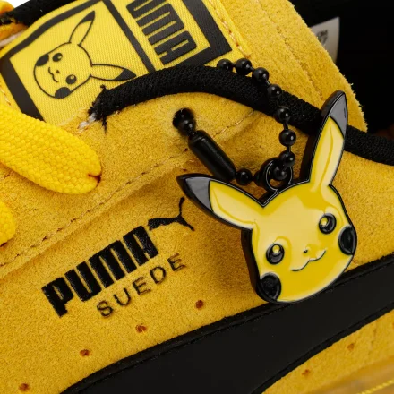 【国内8月13日発売予定】ポケモン × プーマ スウェード ピカチュウ エナジャイジングイエロー/プーマブラック(407020-01)