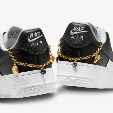 【国内3月19日発売予定】ナイキ ウィメンズ エアフォース 1 '07 ブラック/ダーク スモーク グレー/メタリック ゴールド/ホワイト(IR0872-001)