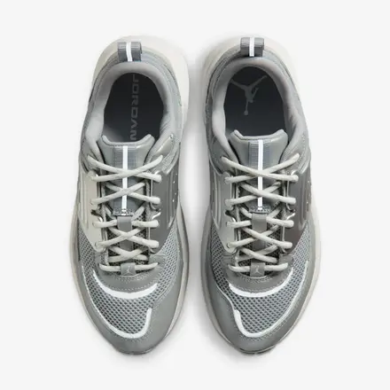 【国内3月30日発売予定】ナイキ ウィメンズ エア ジョーダン トランナー O/S スワン/ウルフ グレー/リフレクト シルバー/サミット ホワイト(IR1839-100)