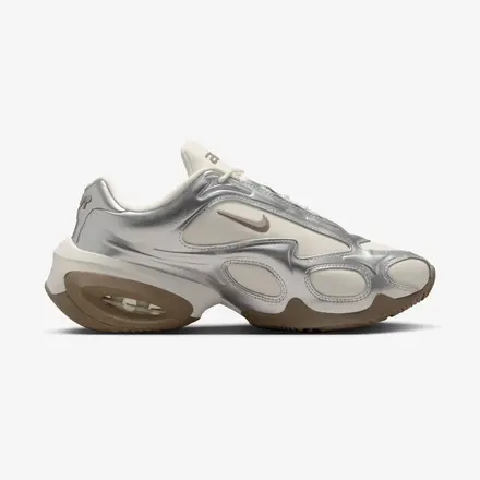 【国内4月10日発売予定】ナイキ ウィメンズ エアマックス ミューズ メタリック シルバー/セイル/ミンク ブラウン(IR1967-095)