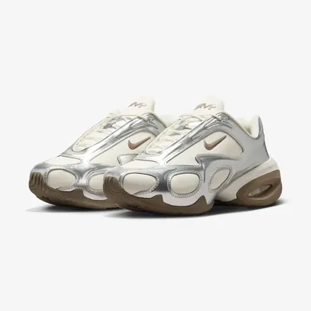 【国内4月10日発売予定】ナイキ ウィメンズ エアマックス ミューズ メタリック シルバー/セイル/ミンク ブラウン(IR1967-095)