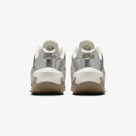 【国内4月10日発売予定】ナイキ ウィメンズ エアマックス ミューズ メタリック シルバー/セイル/ミンク ブラウン(IR1967-095)