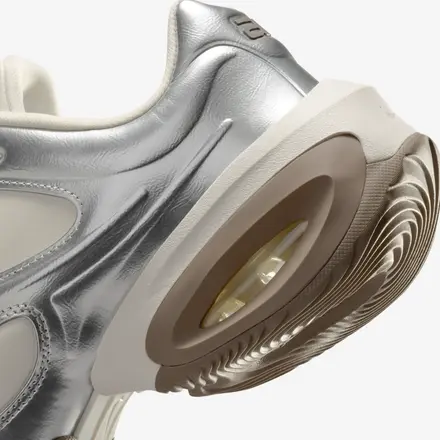 【国内4月10日発売予定】ナイキ ウィメンズ エアマックス ミューズ メタリック シルバー/セイル/ミンク ブラウン(IR1967-095)