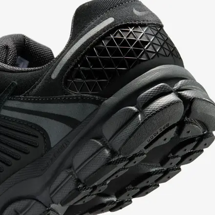 【国内3月30日発売予定】ナイキ ズーム ボメロ 5 SE ダーク スモーク グレー/アンスラサイト/ホワイト/チーム ブラック(IH8039-002)