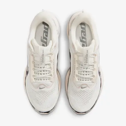 【海外6月1日発売予定】ナイキ ウィメンズ ペガサス プレミアム SE ファントム/アンスラサイト/メタリック シルバー/ペンシル ポイント(IO8232-002)