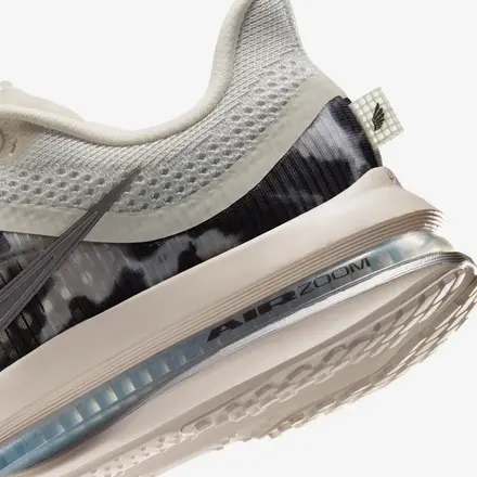 【海外6月1日発売予定】ナイキ ウィメンズ ペガサス プレミアム SE ファントム/アンスラサイト/メタリック シルバー/ペンシル ポイント(IO8232-002)