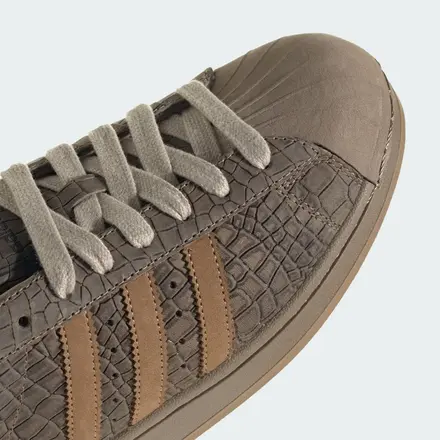 【2026年発売予定】アディダス オリジナルス スーパースター "クロコダイル" カーキ シックス/カードボード(KK4750)