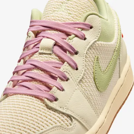 ナイキ ウィメンズ エア ジョーダン 1 ロー SE セイル/オリーブ オーラ/パール ホワイト/アイスド カーマイン(II0569-100)