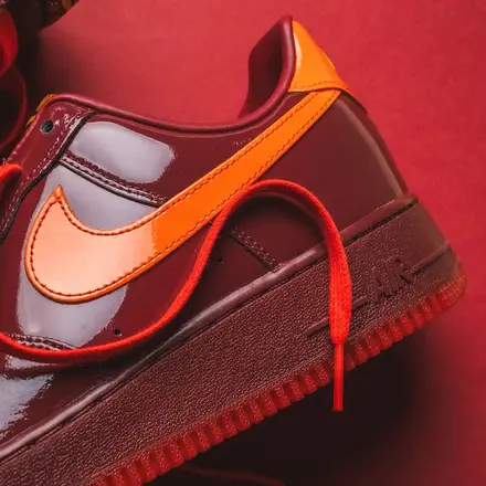 【国内4月1日/4日発売予定】ナイキ エアフォース 1 ロー "パテント" ダーク チーム レッド/セーフティ オレンジ/チャレンジ レッド/ユニバーシティ ゴールド(IO4489-601)