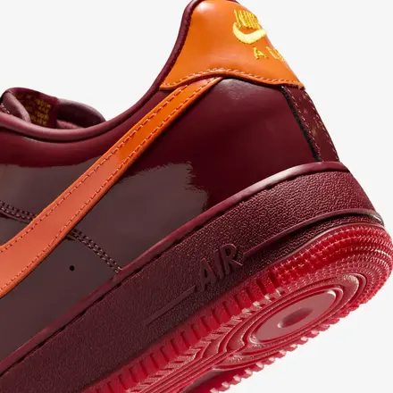 【国内4月1日/4日発売予定】ナイキ エアフォース 1 ロー "パテント" ダーク チーム レッド/セーフティ オレンジ/チャレンジ レッド/ユニバーシティ ゴールド(IO4489-601)