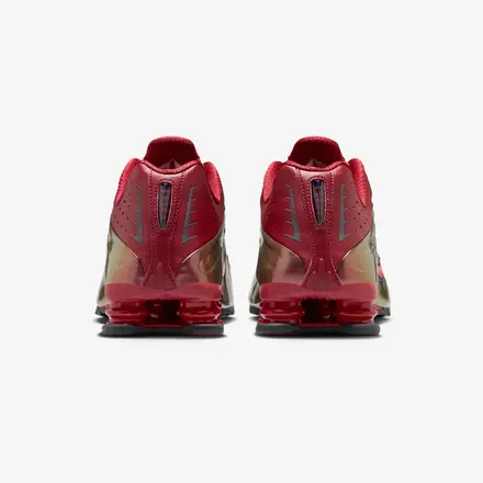 【2026年発売予定】ナイキ ショックス R4 "アイアンマン" チーム クリムゾン/ブラック/ブライト クリムゾン(IH4406-600)