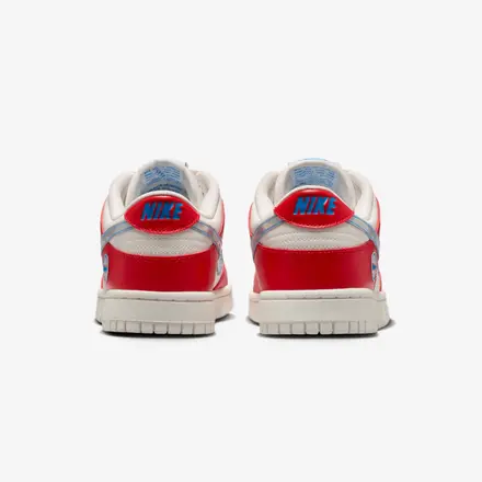 【2026年発売予定】ナイキ ウィメンズ ダンク ロー "WNBA" アクション レッド/セイル/ライト フォト ブルー/マルチカラー(IR1970-604)