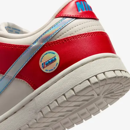 【2026年発売予定】ナイキ ウィメンズ ダンク ロー "WNBA" アクション レッド/セイル/ライト フォト ブルー/マルチカラー(IR1970-604)