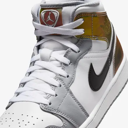 【2026年発売予定】ナイキ エア ジョーダン 1 ミッド "イリディセント" ホワイト/メタリックシルバー(IV2416-902)