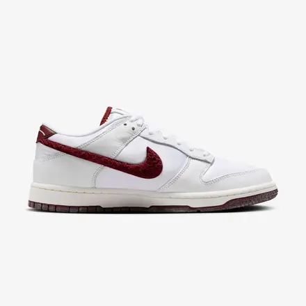 【2026年発売予定】コービー・ブライアント × ナイキ ダンク ロー プロトロ "ローワーメリオン" ホワイト/チーム レッド(IV0263-100)