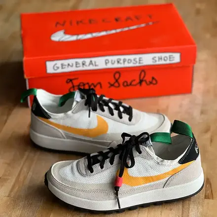 トム・サックス × ナイキクラフト ジェネラル パーパス シュー ブリコラージュ サミット ホワイト/バーチ/パイン グリーン/ユニバーシティ ゴールド(DA6672-100)