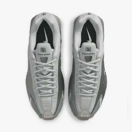 【2026年発売予定】ナイキ ショックス R4 ライト スモーク グレー/スモーク グレー/ホワイト/ブラック(HQ1988-011)