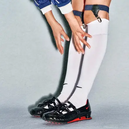 【海外4月15日発売予定】レーベルフッド × ナイキ ショックス Z カリストラ ウィメンズ ブラック/ブラック/ユニバーシティ レッド/ブラック(IW7881-001)