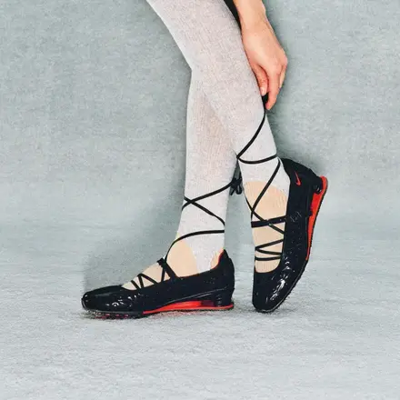 レーベルフッド × ナイキ ショックス Z カリストラ ウィメンズ ブラック/ブラック/ユニバーシティ レッド/ブラック(IW7881-001)