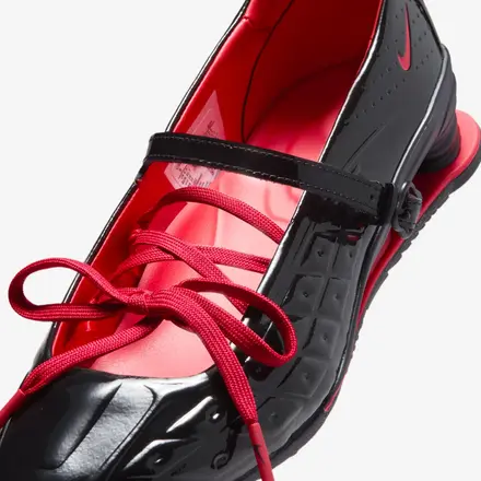 【海外4月15日発売予定】レーベルフッド × ナイキ ショックス Z カリストラ ウィメンズ ブラック/ブラック/ユニバーシティ レッド/ブラック(IW7881-001)