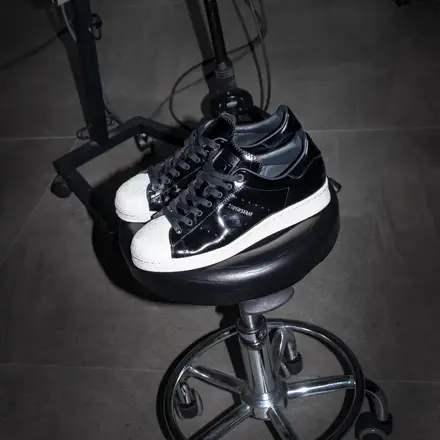 【国内4月11日/18日発売予定】VA × アディダス オリジナルス スーパースター コア ブラック/コア ブラック/オフ ホワイト(KI8163)