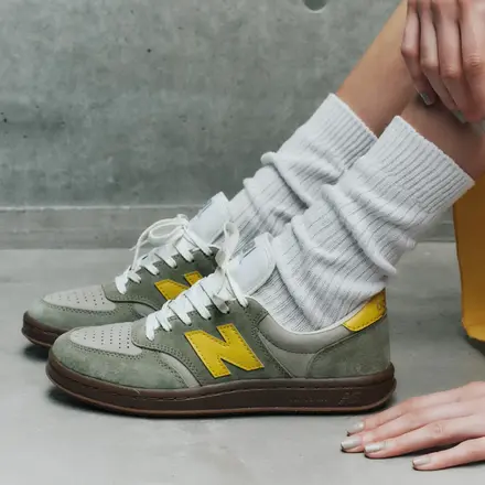 【国内先行予約/4月10日発売予定】 ニューバランス T500 ダーク オリーブ/アポロ ゴールド(M5009M6)