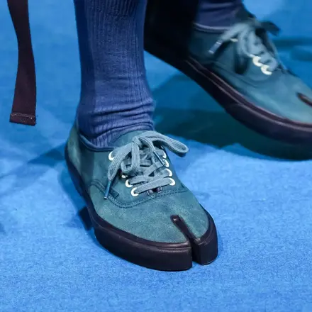 【2026年発売予定】 ファンダメンタル × ヴァンズ オーセンティック タビ トゥ