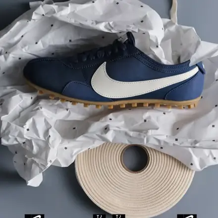  ナイキ ムーン シュー OG ミッドナイト ネイビー/ソフト パール/ガム ライト ブラウン(IW0955-400)
