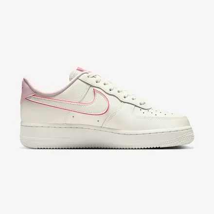 【国内4月6日発売開始】 ナイキ  ウィメンズ エア フォース 1 '07 エッセンシャル セイル/ピーアニ/ピンクフォーム/セイル(IO4226-104)