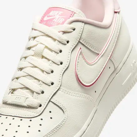  ナイキ  ウィメンズ エア フォース 1 '07 エッセンシャル セイル/ピーアニ/ピンクフォーム/セイル(IO4226-104)