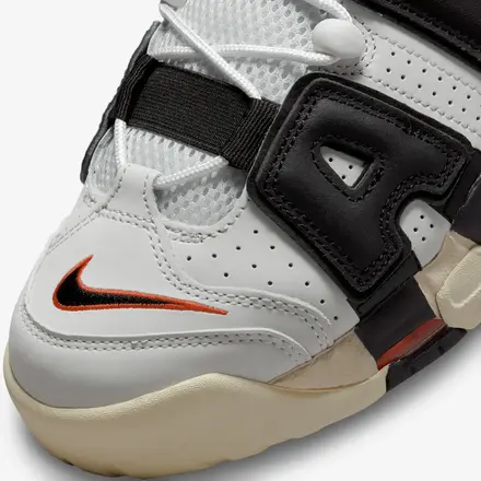 【国内4月7日発売予定】 ナイキ エア モア アップテンポ '96 フォトンダスト/トータル オレンジ/ブラック/ユニバーシティ レッド(DX3356-001)