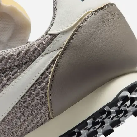 【国内4月10日発売予定】 ナイキ ワッフル レーサー SE ムーン フォッシル/セイル/シャドウ ブラウン(IM8673-001)