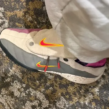 【2026年発売予定】 キッズ・オブ・イミグランツ × ナイキ トータル 90 ミュール 2色