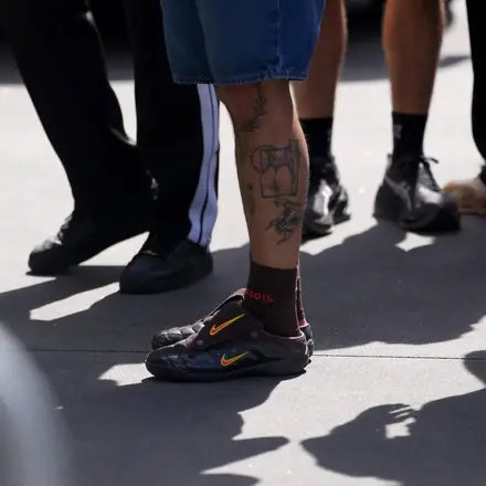 【2026年発売予定】 キッズ・オブ・イミグランツ × ナイキ トータル 90 ミュール 2色